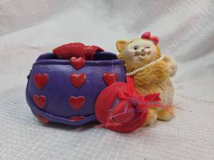 lot 298 image: Yellow Cat with Purple Heart Vase Figurine