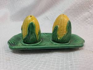 lot 312 image: Ceramic Corn on the Cob Salt and Pepper Shaker Set