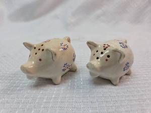 lot 313 image: Hand-Painted Ceramic Pig Salt and Pepper Shakers