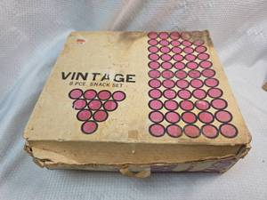 lot 325 image: Grape Pattern 8-Piece Glass Snack Set