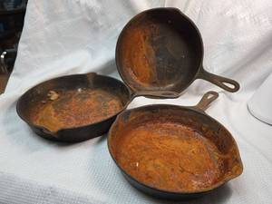 lot 346 image: Cast Iron Skillets