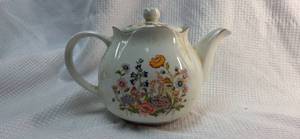lot 27 image: Vintage Robinson Design Group 1989 Vintage Floral Teapot Made in Japan