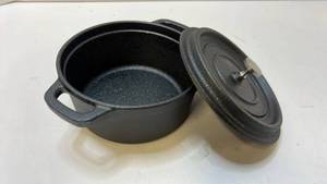 lot 68286 image: 4 Inch Cast Iron Mini Dutch Oven with Lid - Retail $15