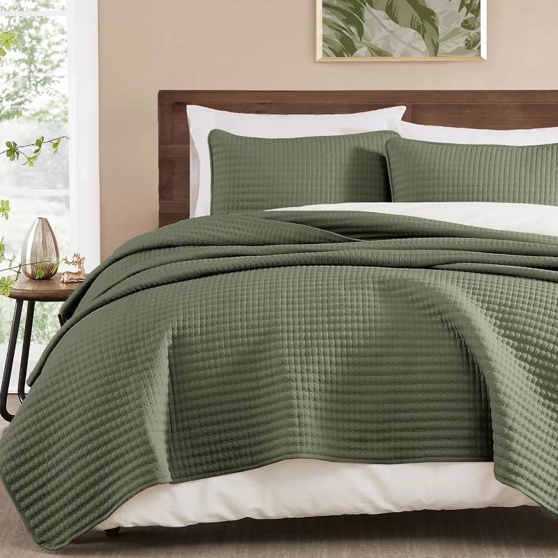 lot 34473 image: Queen Quilt-3 Pieces Lightweight Bedspreads Olive Green Queen Size Quilt Bedding Set for All Seasons, Soft Summer Coverlet with 2 Pillow Shams Suitable for Bed & Couch - Retail $50