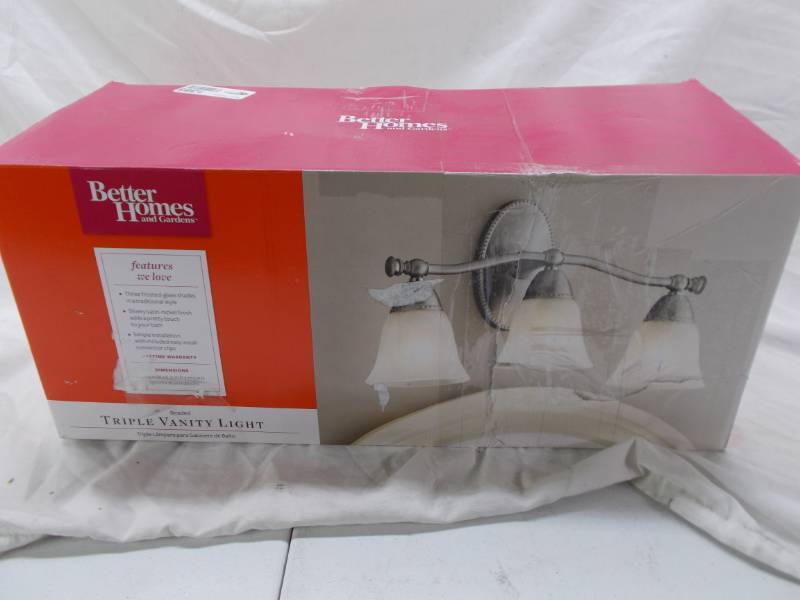 lot 1385 image: 3 light vanity fixture