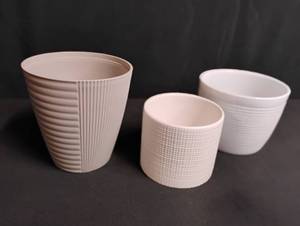 lot 1687 image: Modern White Textured Ceramic Planters Set