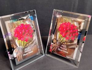 lot 1708 image: Clear Acrylic 4x6 Photo Frame Set