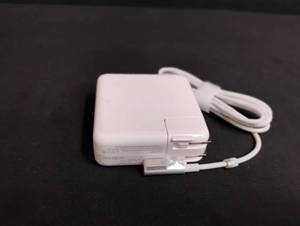 lot 1711 image: Apple MacBook Pro 85W MagSafe Power Adapter A1343