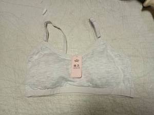 lot 40059 image: Girls Sports Bra Size L (10-12 youth) - Retail $15