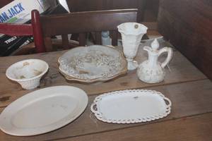 lot 3465 image: Vintage Milk Glass Pieces & More