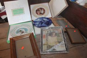 lot 3467 image: Vtg. Avon Dcor Plates & Frames