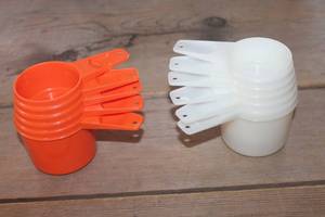 lot 3498 image: Vintage Tupperware Measuring Cups