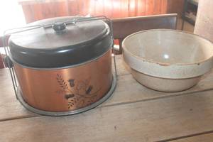 lot 3513 image: Vtg. Crock Bowl and Metal Cake Taker