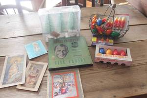 lot 3516 image: Vtg. Christmas Bulbs, Cards & More