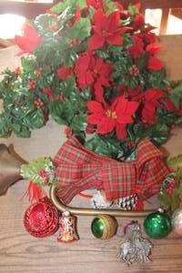 lot 3518 image: Vtg. Christmas Garland and More