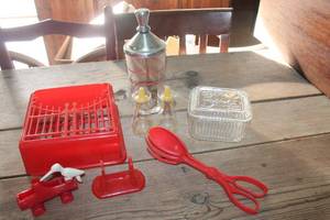 lot 3519 image: Vtg. Toothpick Dispenser, Refrigerator Dish and More