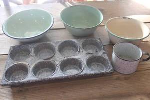 lot 3520 image: Vtg. Enamalware Bowls and More