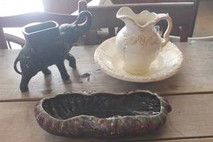 lot 3527 image: Haeger Planter, Wash Basin & More