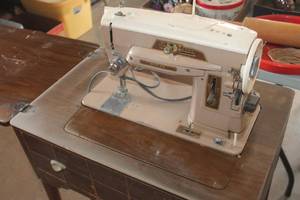 lot 3530 image: Vtg. Singer Sewing Machine in Cabinet