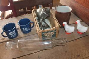 lot 3536 image: IOB Vtg. Food Grinder, Rolling Pin & More