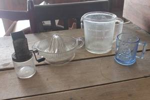 lot 3540 image: Vtg. Glass Juicer, Measuring Cup & More