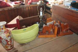 lot 3552 image: Vtg. Planter, Bookends and More