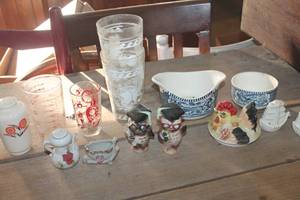 lot 3566 image: Vintage S&P Shakers & More