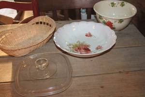 lot 3581 image: Vintage Serving Bowls and More