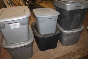 lot 3593 image: 8 Various Sized Rubbermaids some without lids