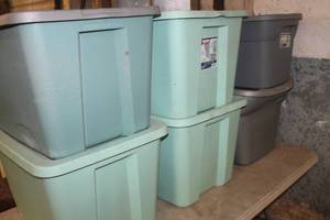 lot 3594 image: 6 Various Sized Rubbermaids