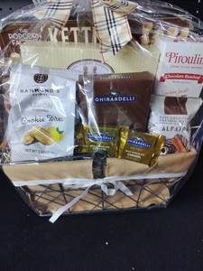lot 11560 image: Yuletide gourmet Lined Wire Basket
