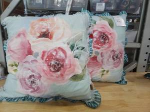 lot 7084 image: Portuguese Floral Linen Decorative Pillow