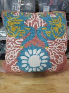 lot 7086 image: Decorative Floral Hook Rug Throw Pillow