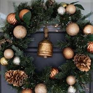 lot 7110 image: Becki Owens 28-inch LED Holiday Wreath