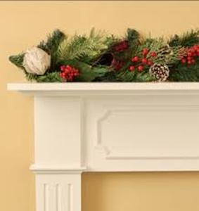 lot 7111 image: Holiday Decor Collection - Card and Garland Set