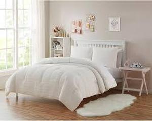 lot 7112 image: Tahari white ruffled duvet set- twin