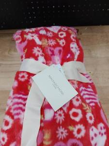 lot 1305 image: Magaschono fancy blanket with hearts fuzzy