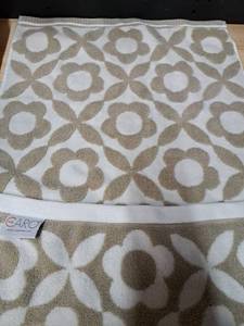 lot 4239 image: Caro Home Floral Pattern Bath Towel