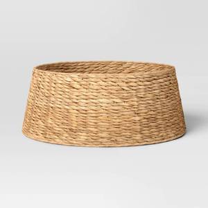 lot 5382 image: A26 Woven Water Hyacinth Christmas Tree Collar Natural - Wondershop��