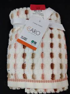 lot 6138 image: Caro Home Decorative Hand Towels Set