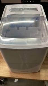 lot 13138 image: Insignia 26 lbs Portable Ice Maker NS-IMP26WH2