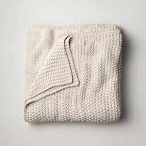 lot 5582 image: Casaluna King Size Knit Blanket