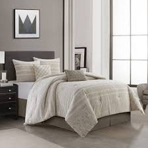 lot 13185 image: 6 Piece Comforter Bedding Set