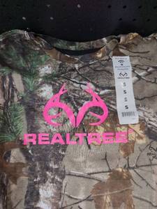 lot 6232 image: Realtree Camo Hunting Apparel with Pink Logo size S