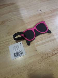 lot 11830 image: Pink and Black Wayfarer Style Sunglasses Lugage Tag