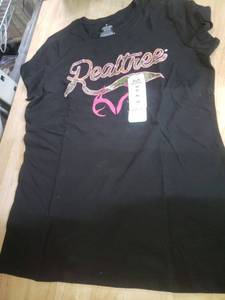 lot 11831 image: Realtree Black T-Shirt with Pink Logo