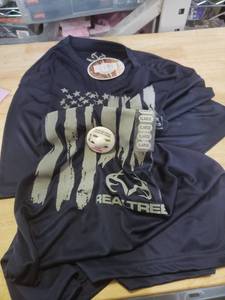 lot 11834 image: Realtree American Flag Long Sleeve T-Shirt Security Tag Still On