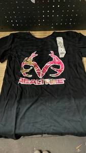 lot 14310 image: Realtree Black T-Shirt with Pink Logo size large