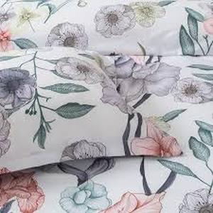 lot 3811 image: Floral Print Bedding Set - 4 pillows and two sheets