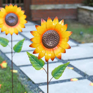 lot 13319 image: Sunflower yard decor 28 pk